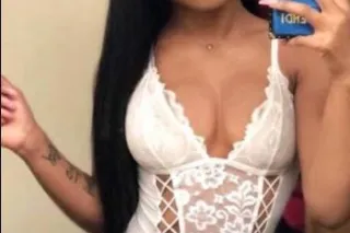 Relax and unwind in the hands ... - Image 1